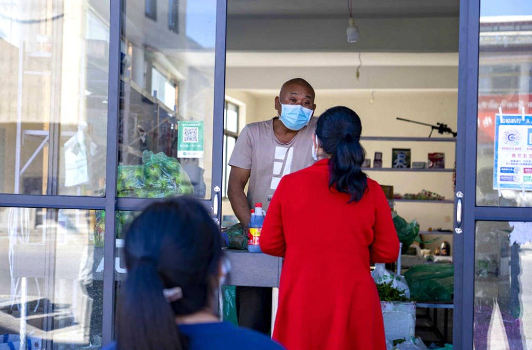 市民們有序排隊購買早餐。人民網(wǎng) 次仁羅布攝