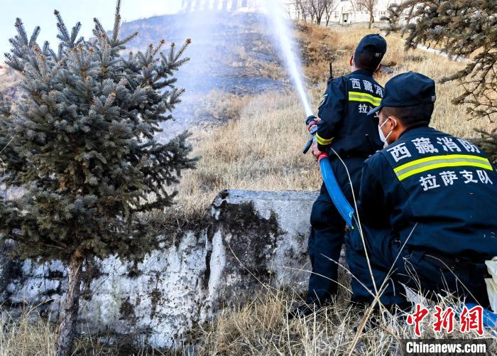 12月6日，布達(dá)拉宮消防救援大隊(duì)在布達(dá)拉宮山體林草區(qū)域開展?jié)窕ぷ鳌！㈣?攝
