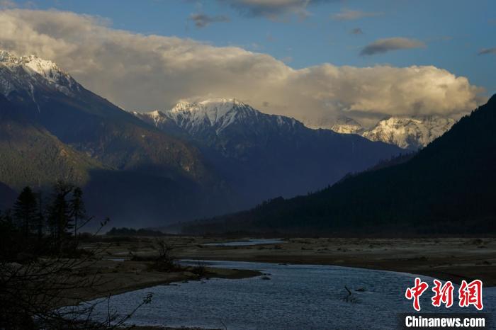 遠(yuǎn)眺波密雪山?！〗w波 攝