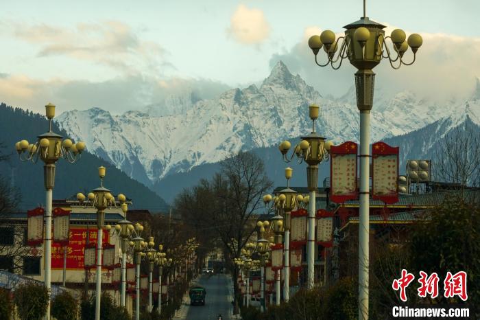 從波密縣城遠(yuǎn)眺冰川。　江飛波 攝