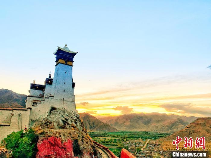 圖為西藏第一座宮殿——山南雍布拉康?！埼?攝