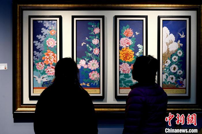 圖為5月16日，觀眾正在欣賞展覽中的新創(chuàng)唐卡作品?！±盍?攝