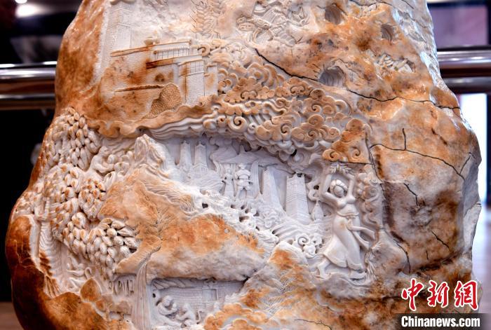 圖為5月16日，展覽中的漢白玉雕作品《猴子變?nèi)恕?。　李?攝