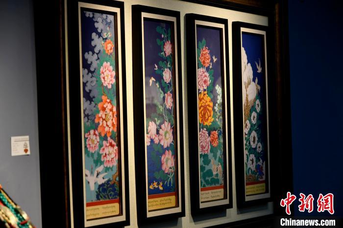 圖為5月16日，展覽中新創(chuàng)唐卡作品《四季花》?！±盍?攝
