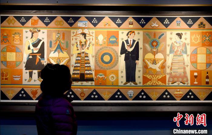 圖為5月16日，觀眾正在欣賞展覽中的新創(chuàng)唐卡作品?！±盍?攝