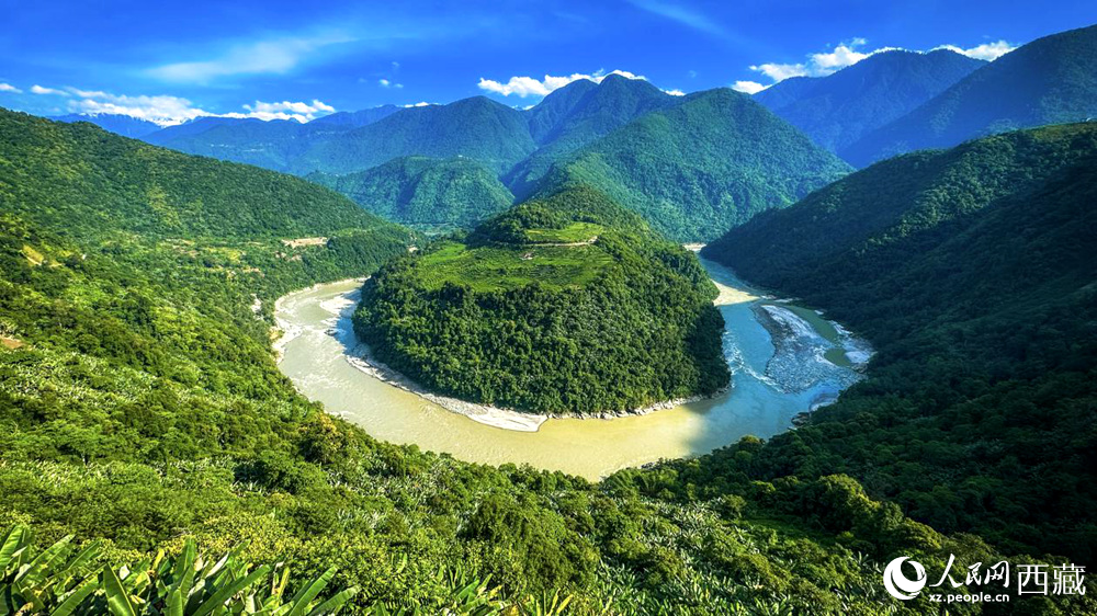 風(fēng)景秀麗、植被繁茂的西藏林芝市墨脫縣果果塘大拐彎。人民網(wǎng)記者 次仁羅布攝