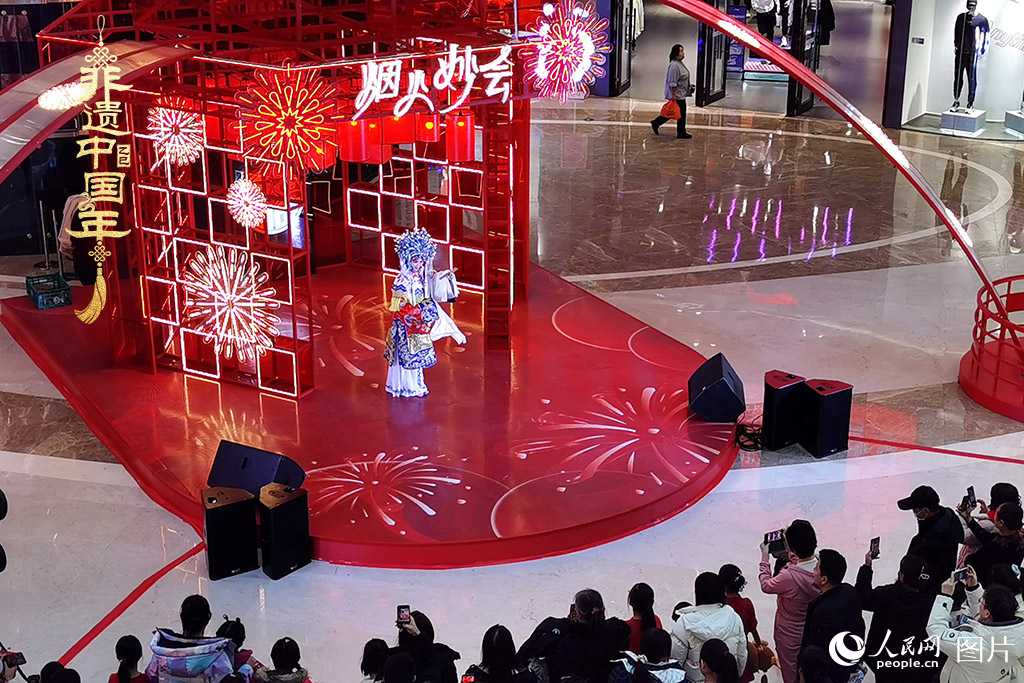 2025年1月29日，大年初一，吉林省京劇團(tuán)亮相長(zhǎng)春“煙火妙會(huì)”，演員們用的精湛技藝，為市民呈上一場(chǎng)韻味悠長(zhǎng)的視聽(tīng)盛宴，一招一式盡顯京劇魅力。現(xiàn)場(chǎng)還進(jìn)行了京劇知識(shí)科普，讓傳統(tǒng)文化在互動(dòng)中 “活” 起來(lái)，為新春佳節(jié)增添了一抹濃厚的文化底色 。人民網(wǎng)記者 王帝元攝