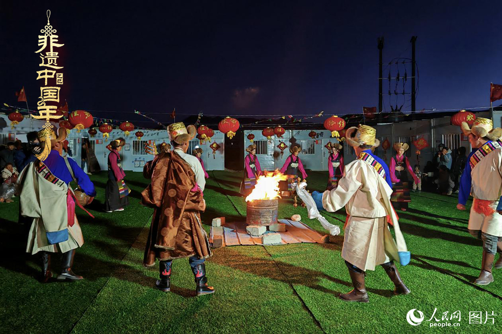 2025年1月28日，西藏自治區(qū)日喀則市定日縣尼轄鄉(xiāng)轄措村升起篝火，跳起鍋莊，迎接新年的到來(lái)。（鍋莊舞，又稱為“果卓”、“歌莊”、“卓”等，藏語(yǔ)意為圓圈歌舞，是藏族三大民間舞蹈之一。2006年5月20日，鍋莊舞經(jīng)中華人民共和國(guó)國(guó)務(wù)院批準(zhǔn)列入第一批國(guó)家級(jí)非物質(zhì)文化遺產(chǎn)名錄）人民網(wǎng)記者 次仁羅布攝