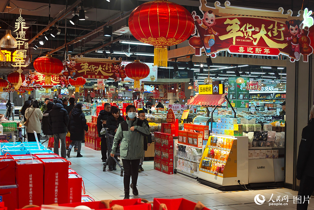2025年1月28日，在河北省三河市的一家超市，市民們正在采購(gòu)年貨。人民網(wǎng)記者 翁奇羽攝