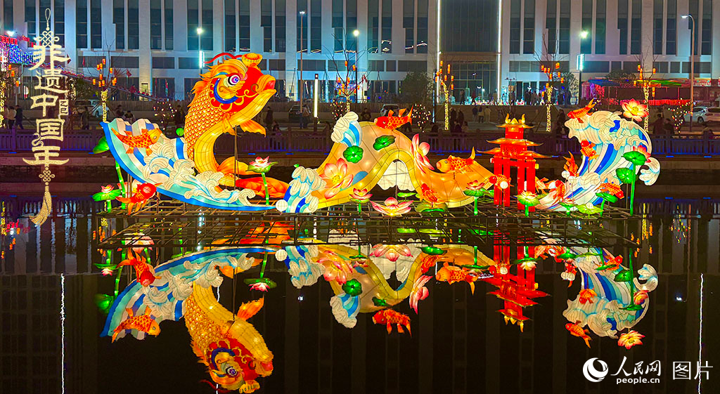 2025年1月22日，2025潛江燈會(huì)如約亮燈，近百組主題花燈、300余組裝飾彩燈一一亮相，吸引眾多游客觀賞。潛江燈會(huì)是湖北省潛江地區(qū)春節(jié)、元宵期間全民趕會(huì)的綜合性傳統(tǒng)民俗活動(dòng)，2021年入選第五批國(guó)家級(jí)非物質(zhì)文化遺產(chǎn)代表性項(xiàng)目名錄。人民網(wǎng)記者 張雋攝
