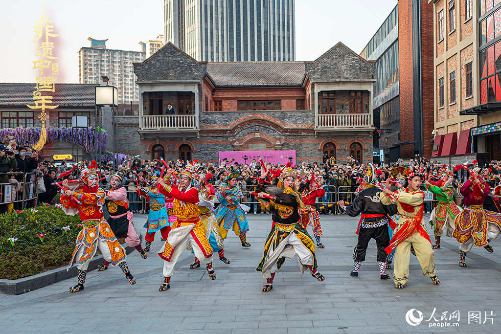 2025年1月19日，上海虹口區(qū)的今潮8弄，精彩的潮汕英歌舞上演，吸引市民駐足觀看。人民網(wǎng)記者 王初攝
