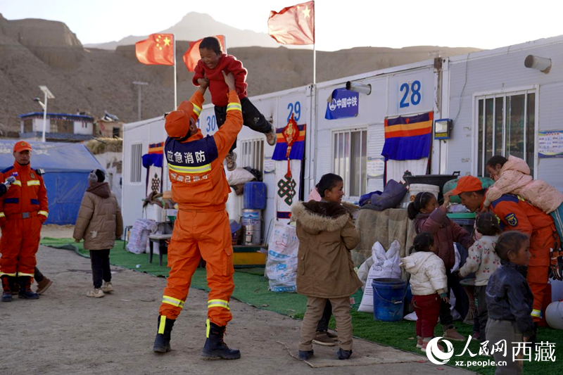 熱木青村安置點(diǎn)，消防員們同孩子們嬉戲玩耍。人民網(wǎng)記者 次仁羅布攝