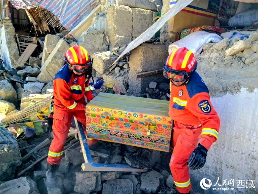 消防救援人員搜救受災(zāi)群眾財(cái)產(chǎn)。人民日?qǐng)?bào)記者 徐馭堯攝