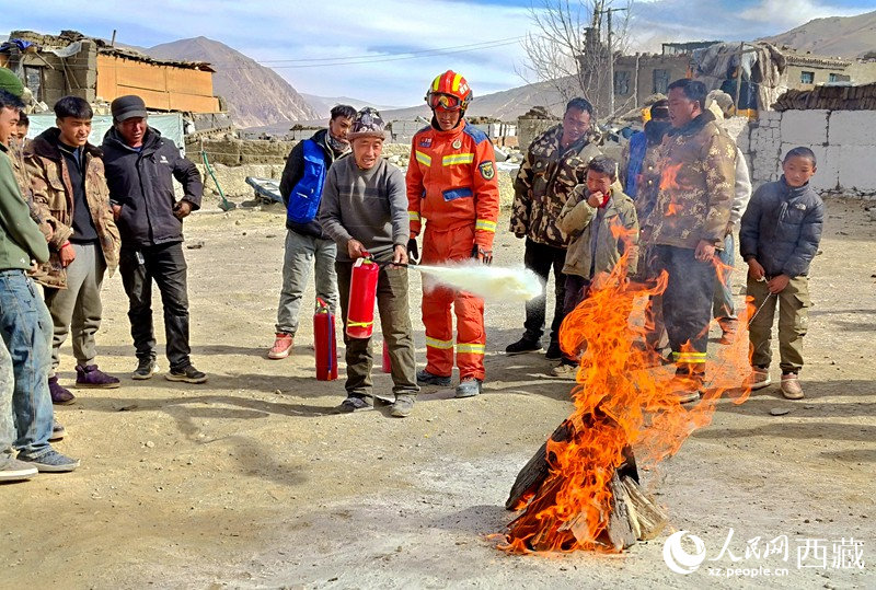 消防救援人員在安置點(diǎn)組織開(kāi)展滅火實(shí)戰(zhàn)演練。人民日?qǐng)?bào)記者 徐馭堯攝