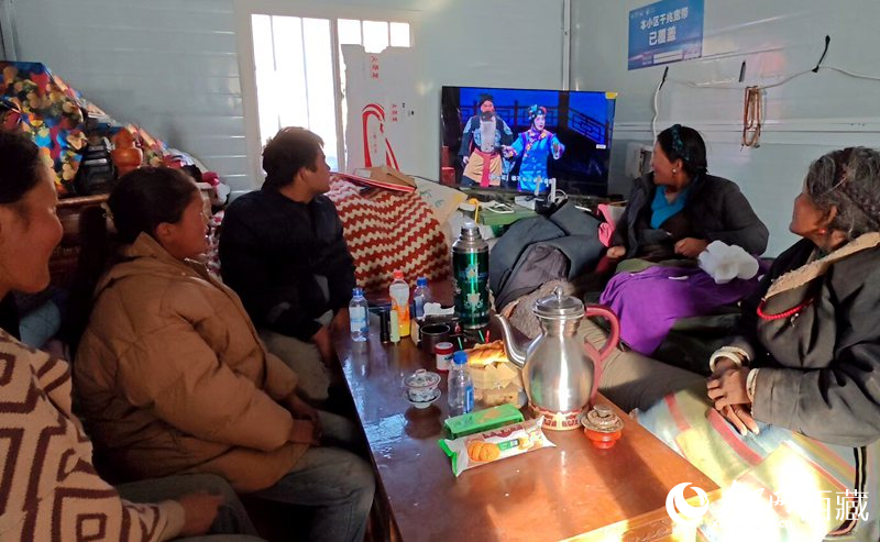 群眾在安置點板房內(nèi)看電視。人民網(wǎng)記者 吳雨仁攝