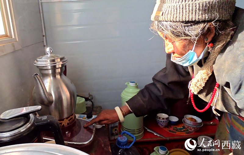 達瓦次仁的媽媽在做酥油茶。人民網(wǎng)記者 吳雨仁攝