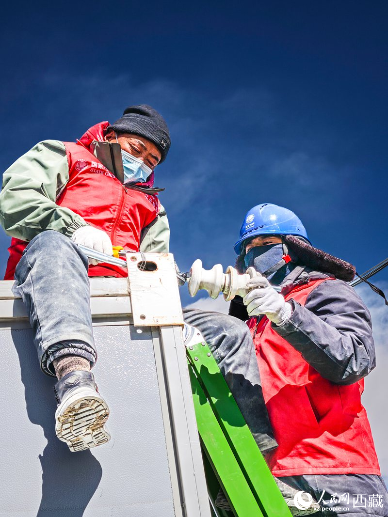 國網(wǎng)日喀則共產(chǎn)黨員服務隊隊員檢查板房線路。人民網(wǎng)記者 吳雨仁攝