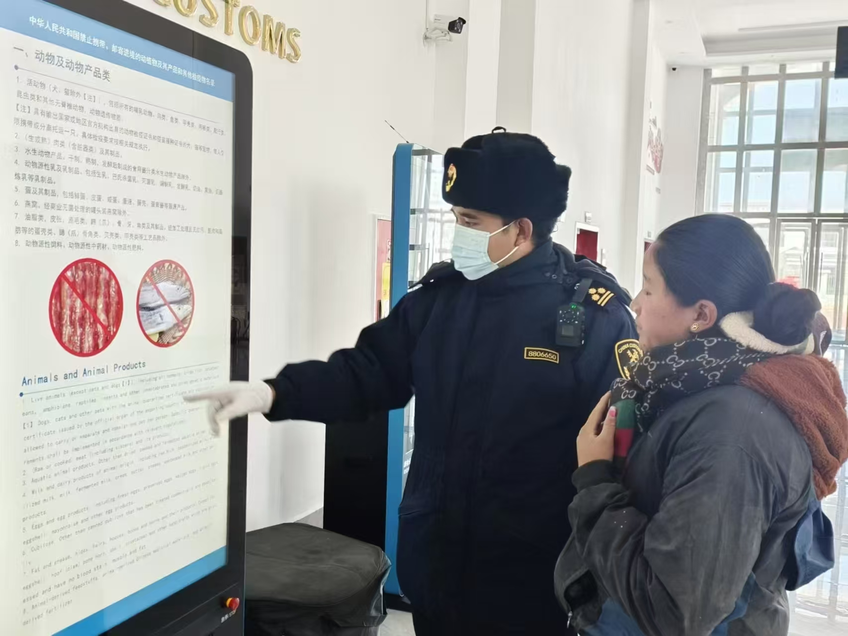 海關(guān)關(guān)員對入境邊民進行禁止攜帶、郵寄進境動植物及其產(chǎn)品解讀。次旺久美攝