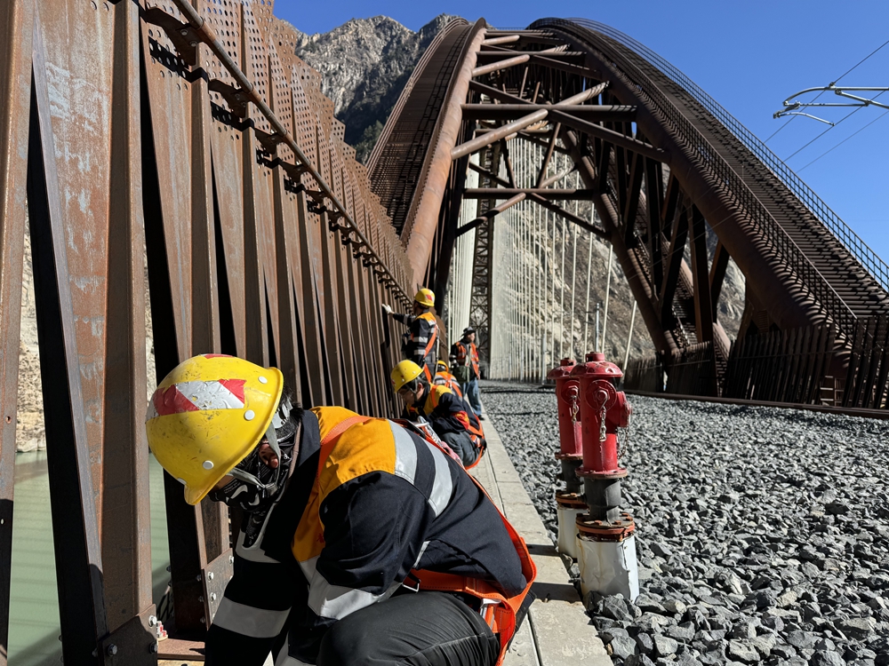 螺栓檢查。馬生明攝