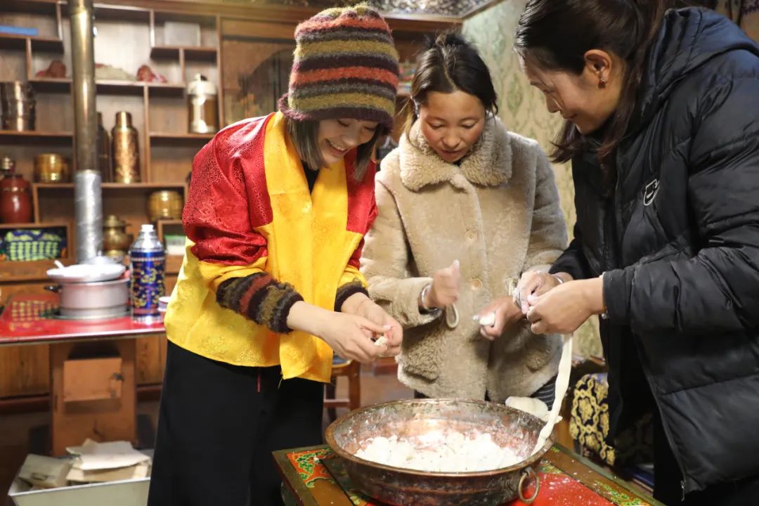 游客體驗制作“古突”。巴桑卓嘎攝