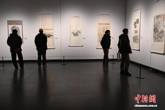 玉樹“遠古史畫”巖畫拓片展亮相西藏美術(shù)館