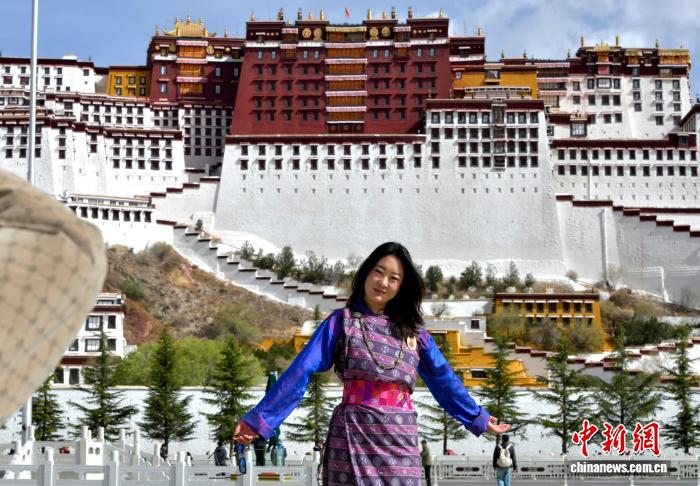 外國(guó)游客打卡西藏拉薩布達(dá)拉宮廣場(chǎng)