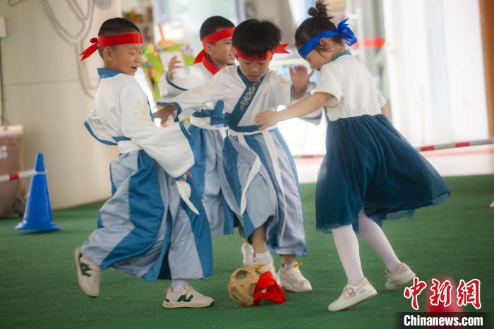 圖為小朋友們開(kāi)展蹴鞠比賽?！《^生 攝