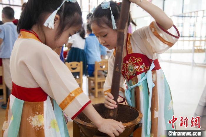 圖為小朋友們參加“將樂(lè)擂茶”制作?！《^生 攝