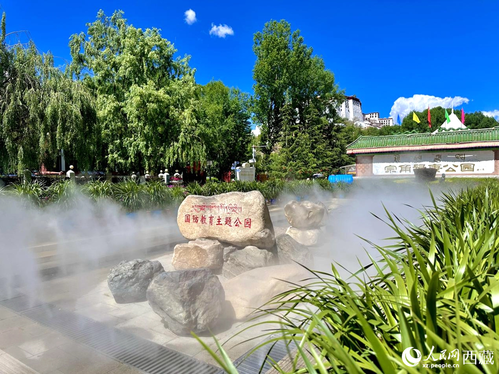 布達拉宮腳下的宗角祿康公園。