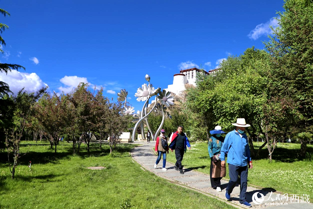 市民在公園內(nèi)散步。