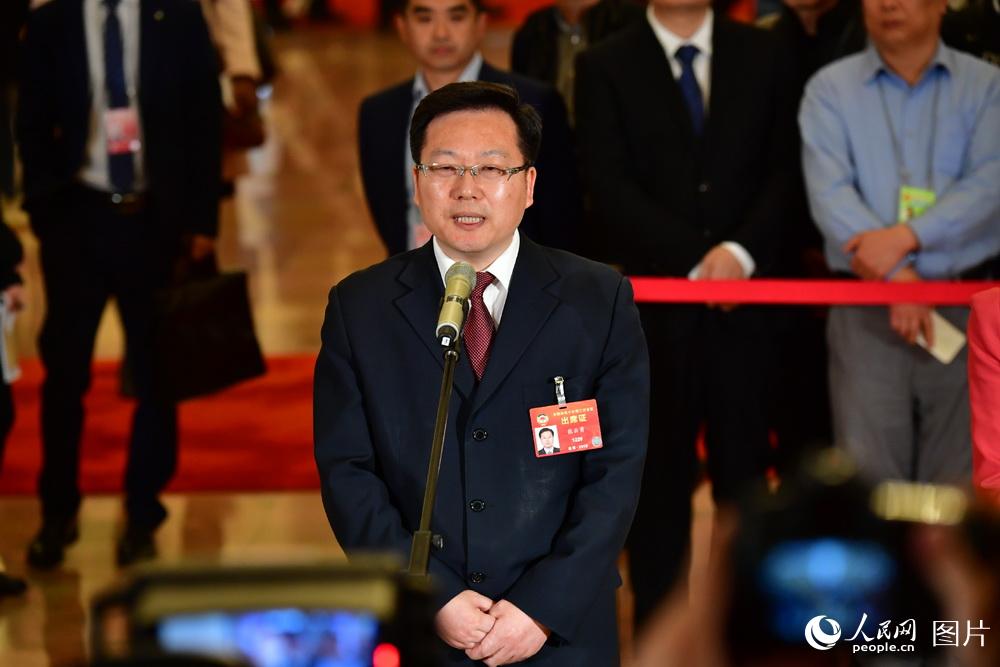 全國政協(xié)委員、中國聯(lián)通研究院院長張云勇接受記者采訪。