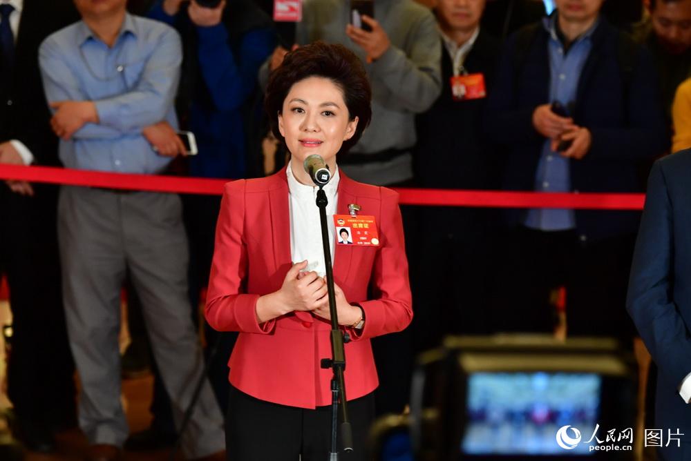 全國(guó)政協(xié)委員、中央廣播電視總臺(tái)央視新聞主播海霞接受記者采訪。