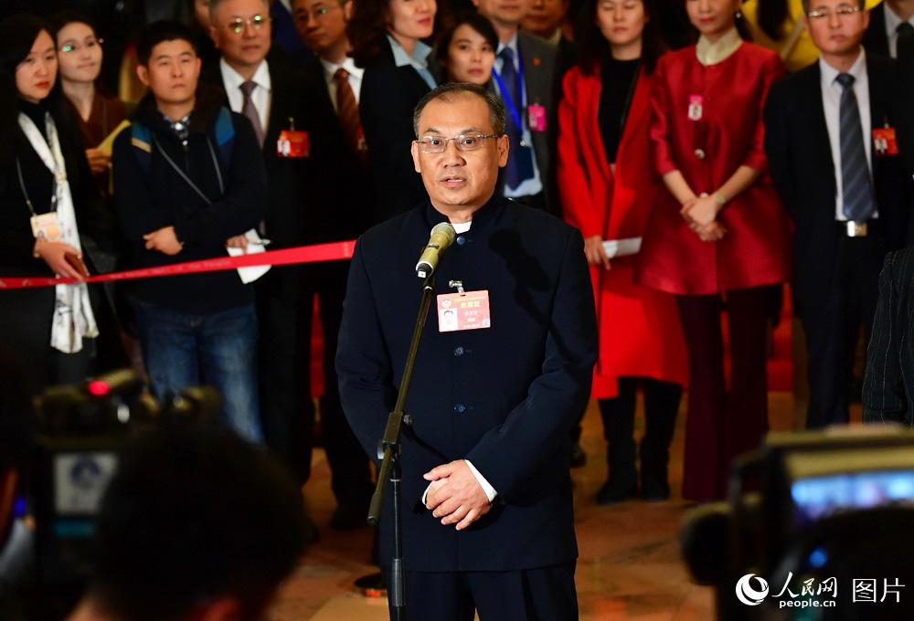 全國(guó)政協(xié)委員、湖南省生態(tài)環(huán)境廳副廳長(zhǎng)潘碧靈接受記者采訪。