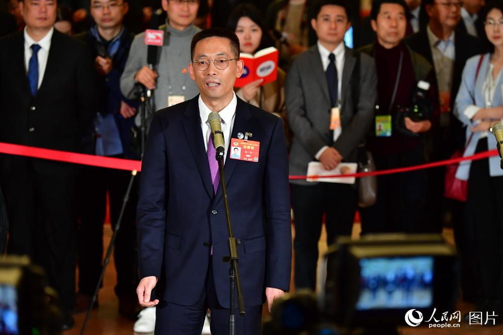 全國政協(xié)委員、西湖大學校長施一公接受記者采訪。