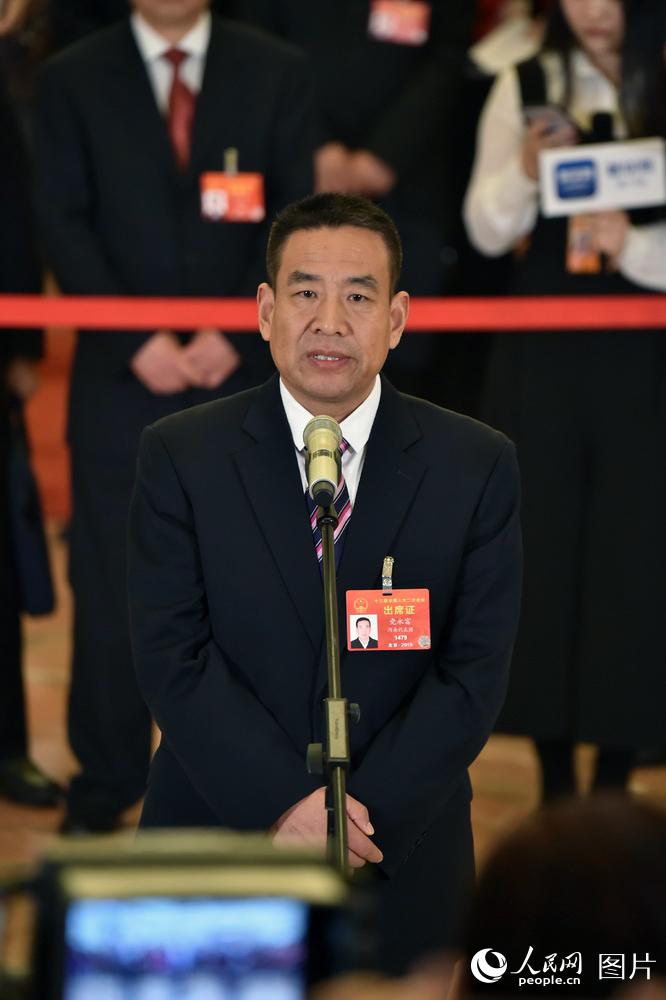 全國人大代表、河南遠東生物工程公司技術部部長黨永富回答記者提問。