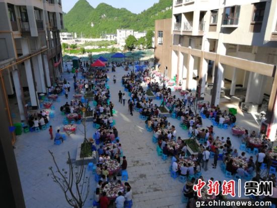 花溪區(qū)易地扶貧搬遷安置點(diǎn)2019年端午節(jié)長桌宴活動現(xiàn)場.