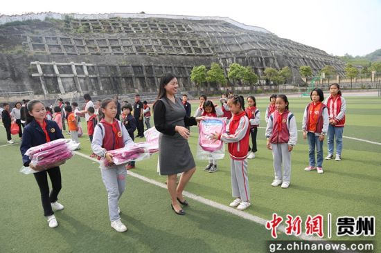 修文縣組織搬遷戶子女開展戶外拓展活動，捐贈愛心物資。