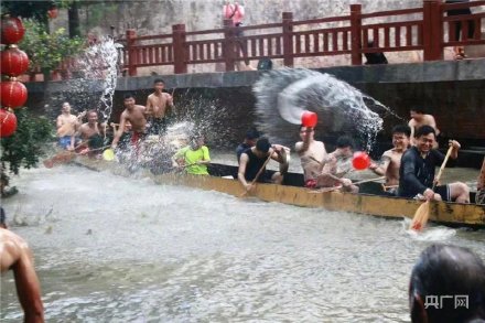 場(chǎng)面震撼！中國(guó)龍舟之鄉(xiāng)順德舉行起龍儀式