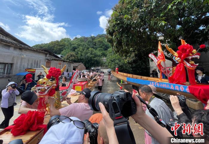 圖為5月29日，長樂江田鎮(zhèn)村民為即將入水的新龍舟安裝龍頭?！埍?攝