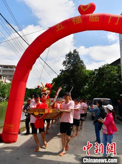 圖為5月29日，長樂江田鎮(zhèn)村民們推著新龍舟前行?！埍?攝