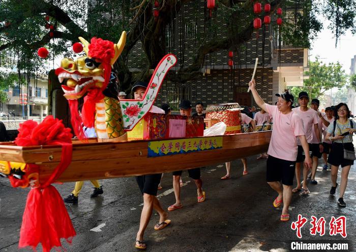 圖為5月29日，長樂江田鎮(zhèn)村民們推著新龍舟前行?！埍?攝