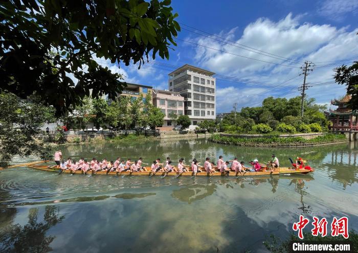 圖為5月29日，長樂江田鎮(zhèn)新龍舟入水后在水中劃行?！埍?攝
