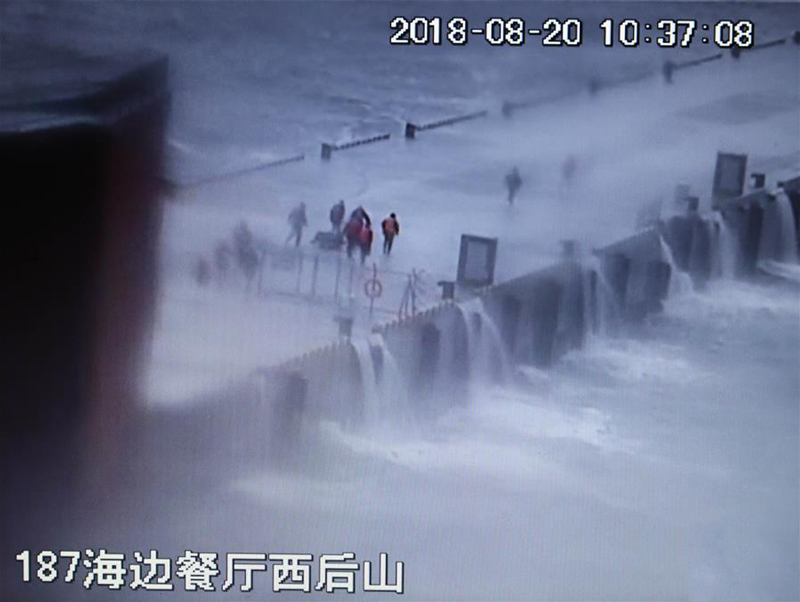 這是翻拍的2018年8月20日現(xiàn)場監(jiān)控錄像。錄像記錄了黃群、宋月才、姜開斌等同志搶救國家某重點(diǎn)試驗(yàn)平臺的場景。