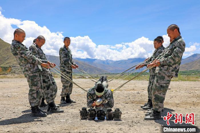 圖為荊棘排雷訓(xùn)練?！⊥踔緜?攝