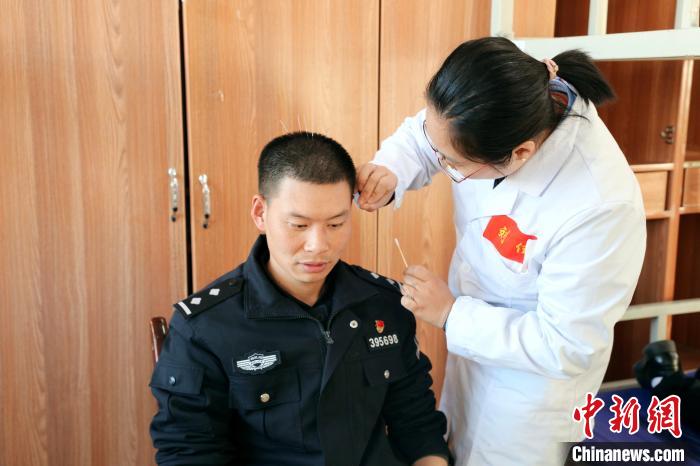 圖為專家現場問診。　格熱 攝