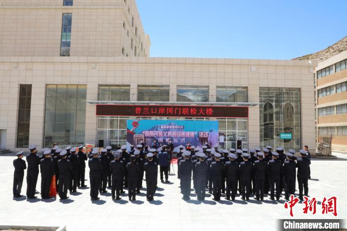 圖為捐贈儀式現場。　格熱 攝