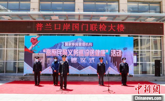 圖為捐贈儀式現(xiàn)場?！「駸?攝