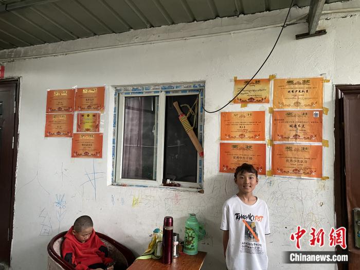 周勁名的大女兒和她獲得的獎(jiǎng)狀。彭寧鈴 攝