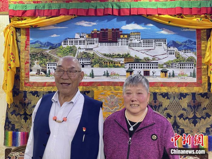 甲央曲培和杜應(yīng)芳在家中。彭寧鈴 攝