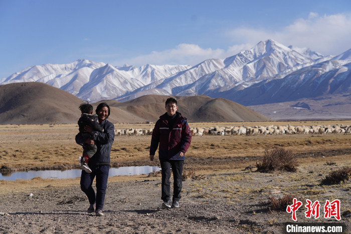 資料圖為4月29日，王克明在西藏自治區(qū)阿里地區(qū)噶爾縣義診。 <a target='_blank' ><p  align=